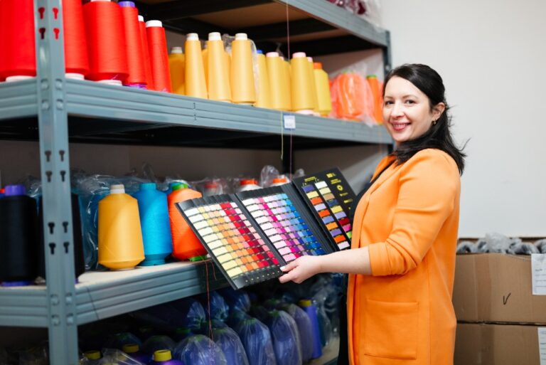 Vzorník barev a přízí pro výrobu firemních ponožek s vlastním logem – faktory ovlivňující cenu zakázky